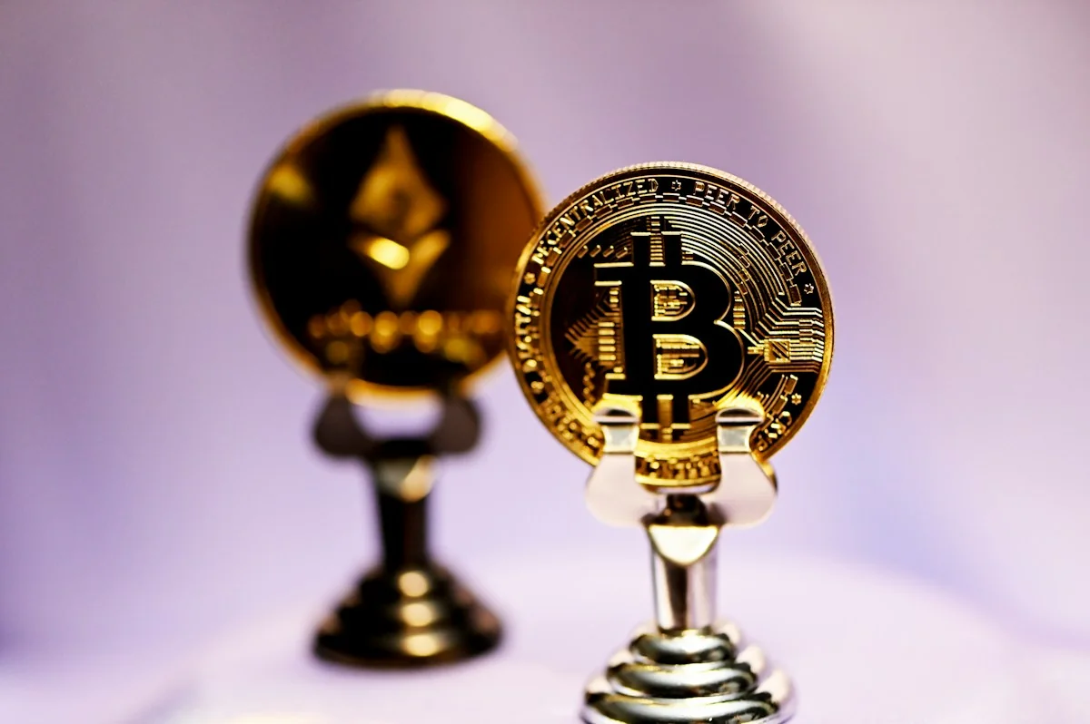 Moedas decorativas de Bitcoin e Ethereum