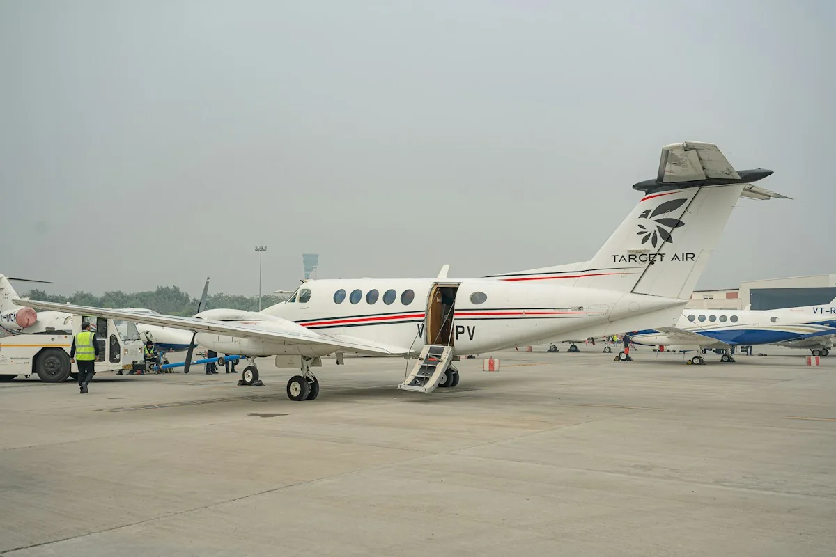 Aeronave executiva estacionada no aeroporto