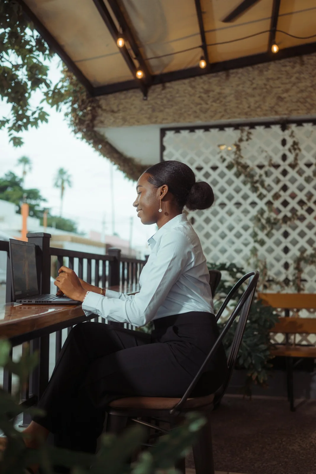 Profissional trabalhando em um notebook em um café